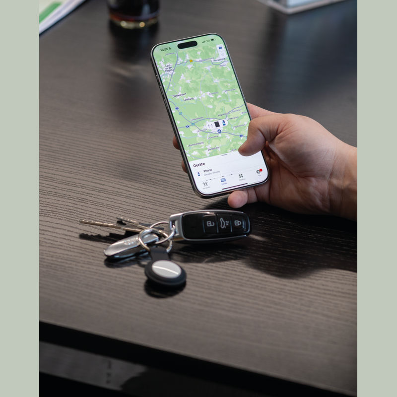 3526003_lifestyle_1 Bluetooth key tracker